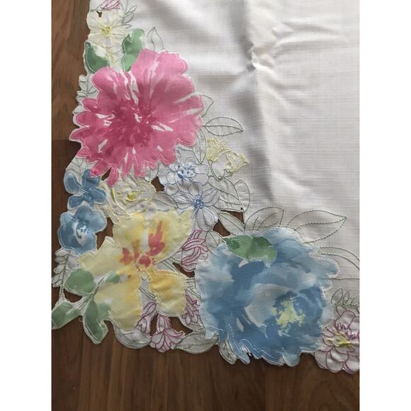 Vintage Embroidered Tablecloth Linen Scalloped Edges XL 103 X59 Floral cottage - Picture 2 of 9